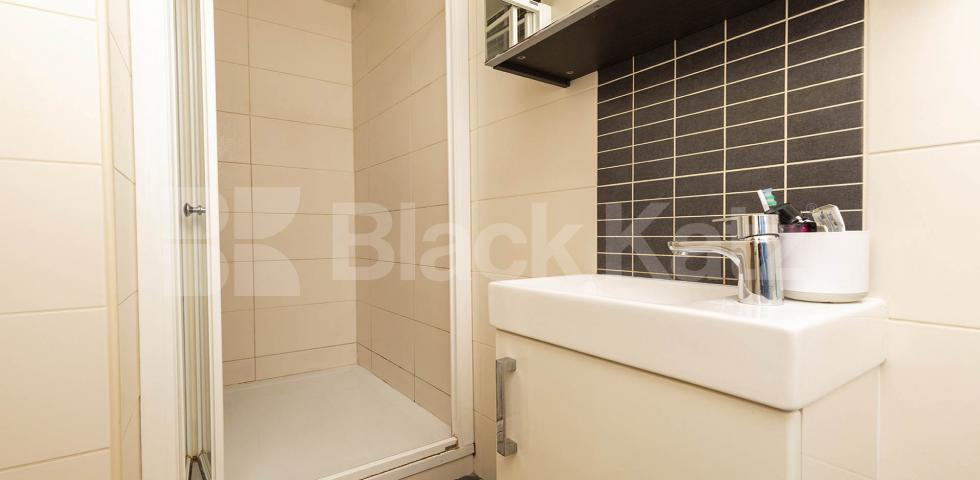 Superb modern studio located in the heart of Camden mins to Regents Park. Camden Road, Camden